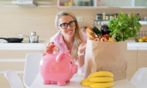 Read more about the article דרכים לחסוך כסף על מצרכים – טיפים לקניית מזון בתקציב נמוך