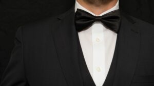 Read more about the article מדריך העניבה השחורה: כל מה שאתה צריך לדעת על לבוש רשמי לגברים