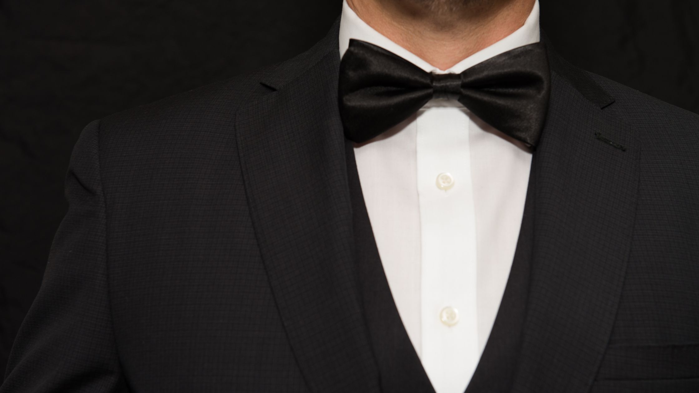 You are currently viewing מדריך העניבה השחורה: כל מה שאתה צריך לדעת על לבוש רשמי לגברים